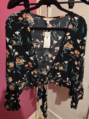 American Eagle Outfitters Black Floral Tie-Front Crop Top